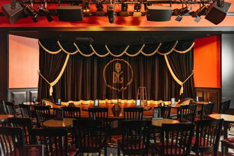 Las Vegas Strip: Brad Garretts Comedy Club at MGM Grand - An In-Depth Look at Brad Garretts Comedy Club Experience