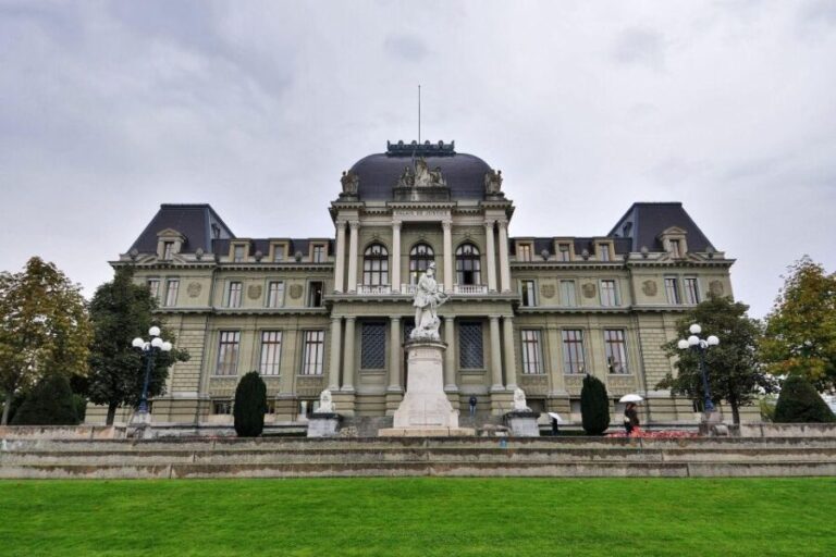 Lausanne Private Guided Walking Tour - From the Cathedral to the Swiss Riviera