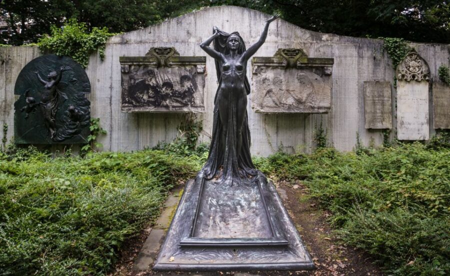 Leipzig Old Cemetery: 75-Minute Dark History Tour - A Detailed Look at the Leipzig Old Cemetery Dark History Tour