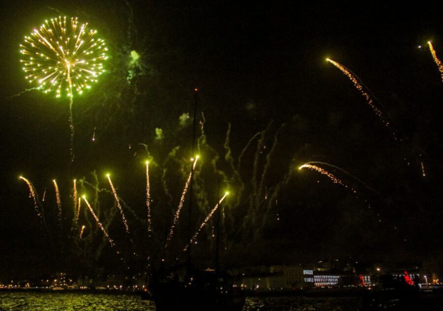 Lisbon: New Year's Eve with Live Dj Fireworks and Open Bar - Key Points