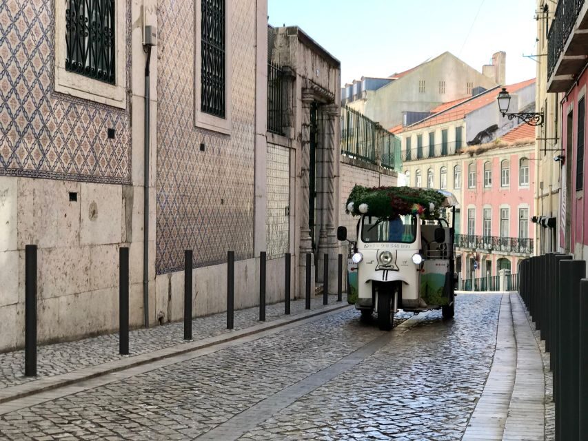 Lisbon: Old City Standard Private Guided Tour by Tuk-Tuk - A Close Look at the Lisbon: Old City Tuk-Tuk Tour