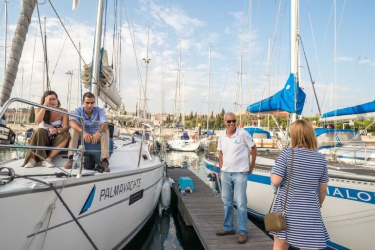 Lisbon: Private Sunset Cruise on the Tagus River with Drink - The Boat and Its Comforts