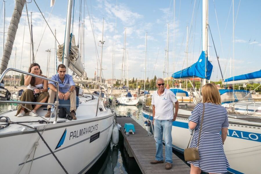 Lisbon: Private Sunset Cruise on the Tagus River with Drink - The Boat and Its Comforts