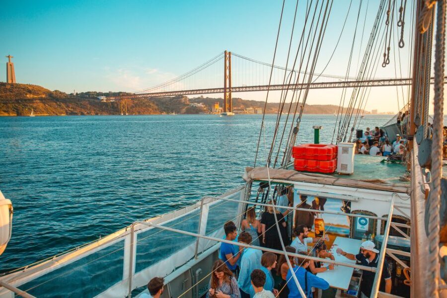 Lisbon: Sunset Boat Party with Live DJ and Night Club Entry - The Experience in Detail