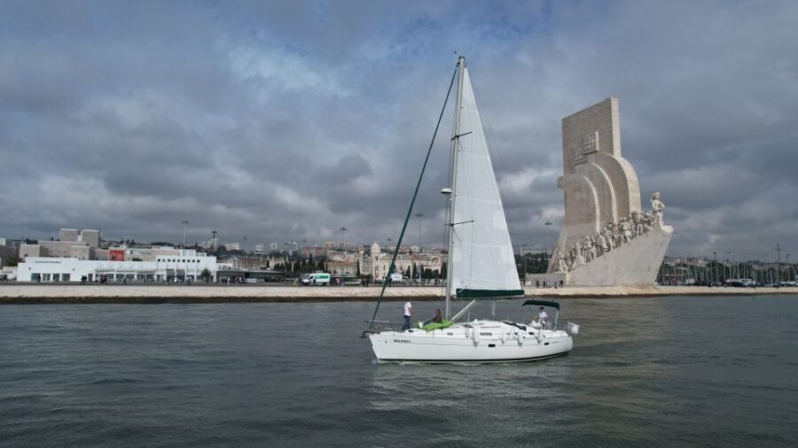 Lisbon: Sunset Cruise on The Tagus River with Welcome Drink - The Experience: Atmosphere and Amenities