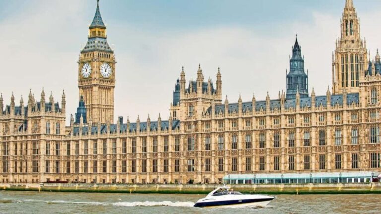 London: 2 hour private luxury Thames boat cruise / hire - An In-Depth Look at the Thames Luxury Cruise