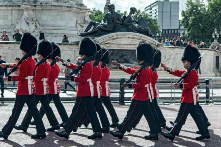 London: Buckingham Palace and Changing of the Guards Tour - A Detailed Look at the Tour Experience