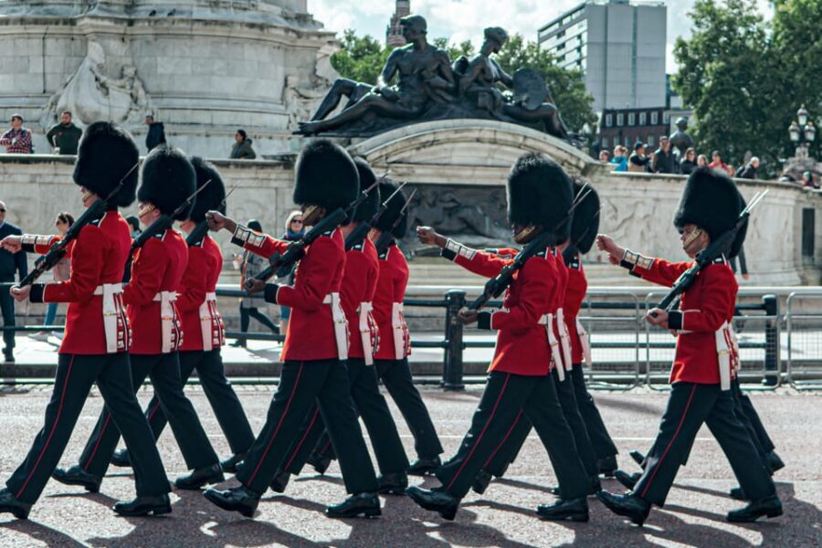 London: Buckingham Palace and Changing of the Guards Tour - A Detailed Look at the Tour Experience