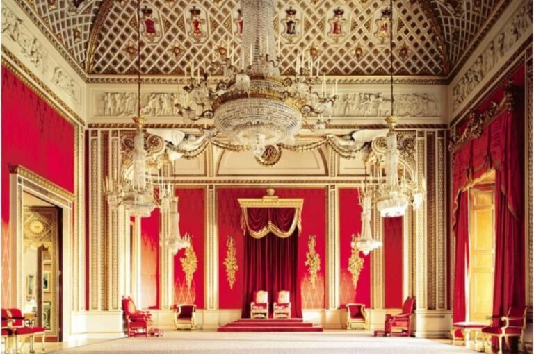 London: Buckingham Palace and Tea at The Clermont Hotel - The Balance of Costs and Benefits