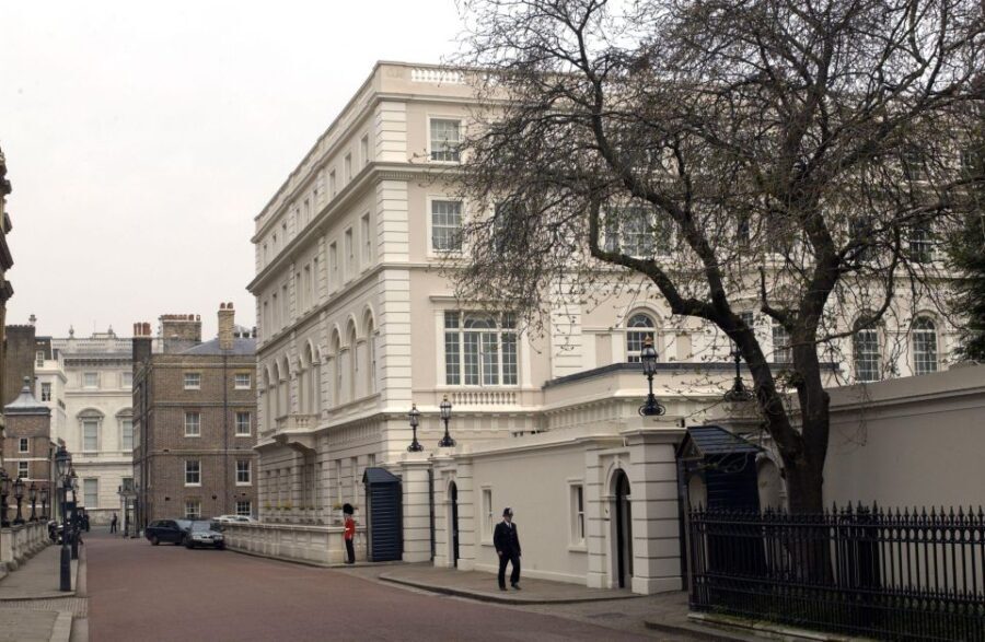 London: Buckingham Palace & Changing of the Guard Experience - Starting Point & First Impressions