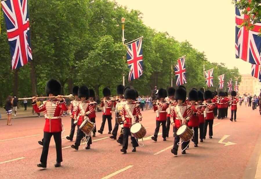 London: Changing of the Guard Guided Tour Experience - A Detailed Look at the Tour Experience