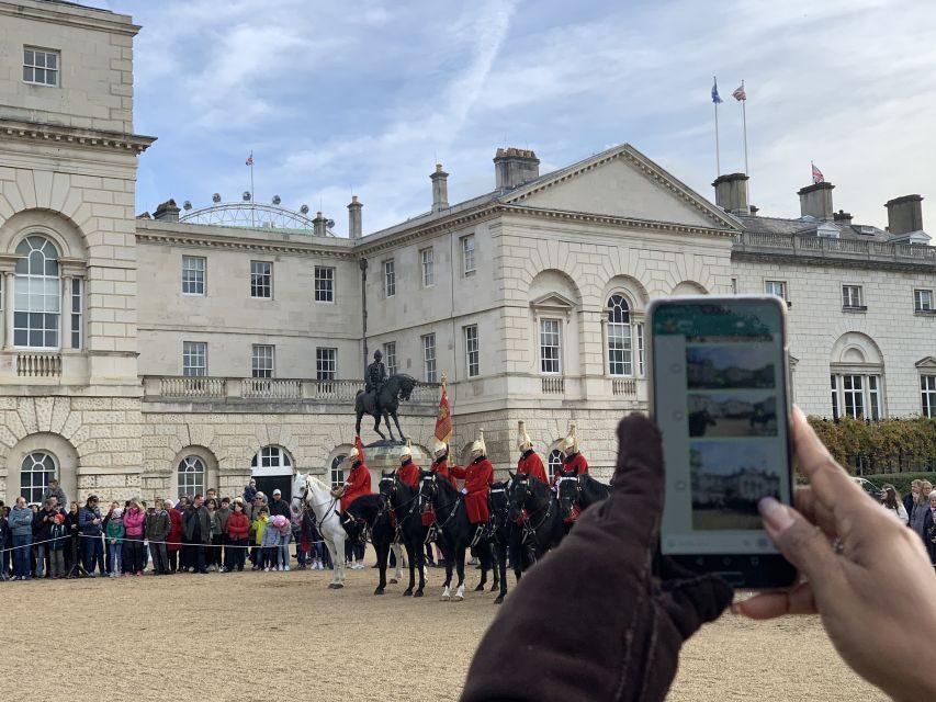 London: Changing of the Guard Private Group or Family Tour - A Closer Look at the Experience