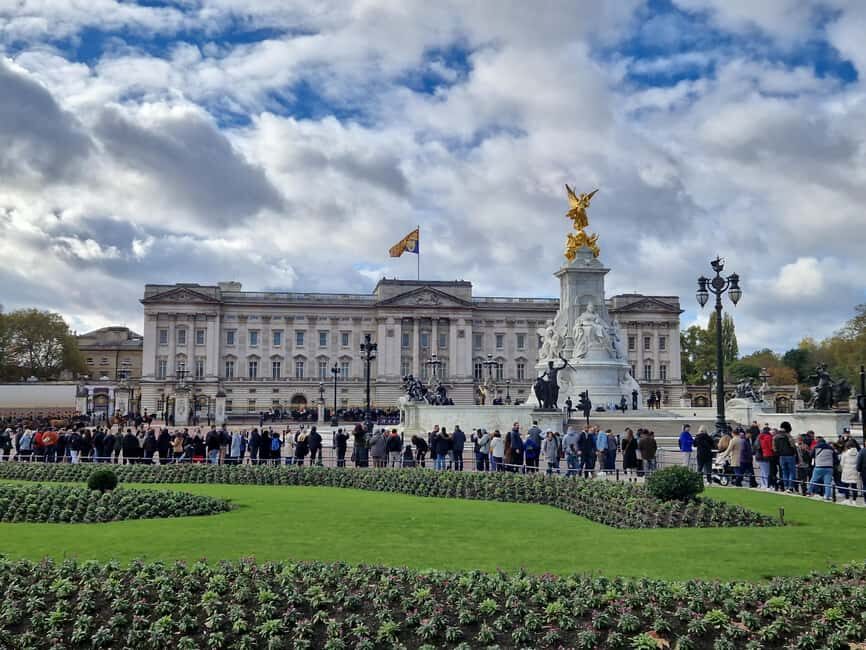 London: Changing the Guard Ceremony with a Private Guide - Key Points