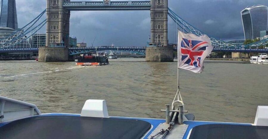 London: City Guided Walking Tour & Thames River Cruise - Transition to the Thames River Cruise