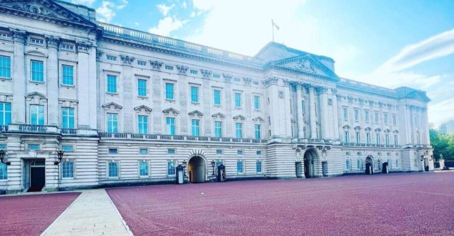 London: Guided Walking Tour with Changing Of The Guard - Buckingham Palace and Royal Traditions