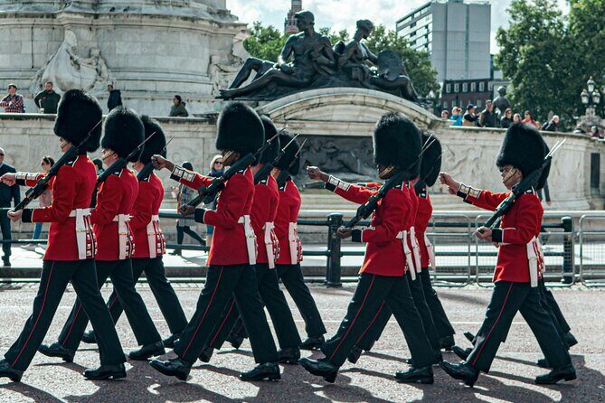 London Highlights: Guided Walking Tour & Changing of the Guards - The Itinerary Breakdown