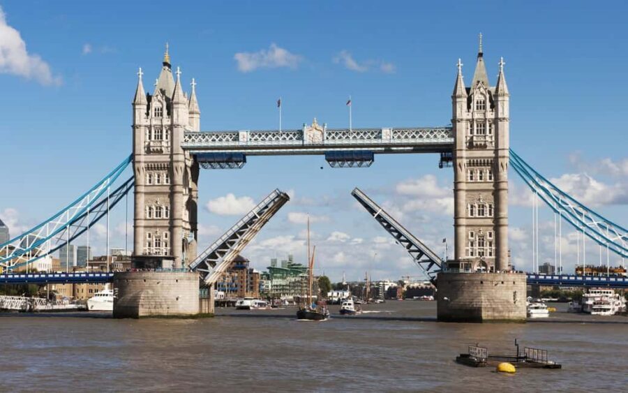 London: History on the banks of the Thames Walking Tour - A Deep Dive into the Experience