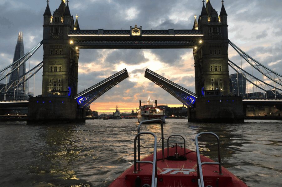 London: River Thames Sunset Speedboat Experience with Drink - Who Should Consider This Tour?