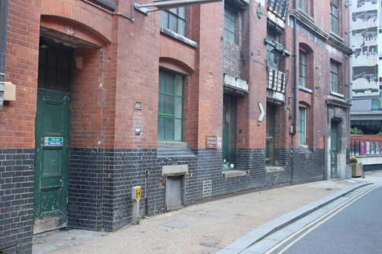 London: Tour of Classic Rom Com Locations - A Detailed Look at the Tour Experience