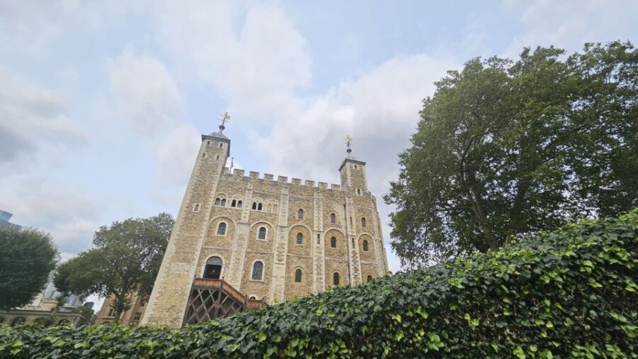 London: Tower of London and Crown Jewels Easy Access Tour - An In-Depth Look at the Experience