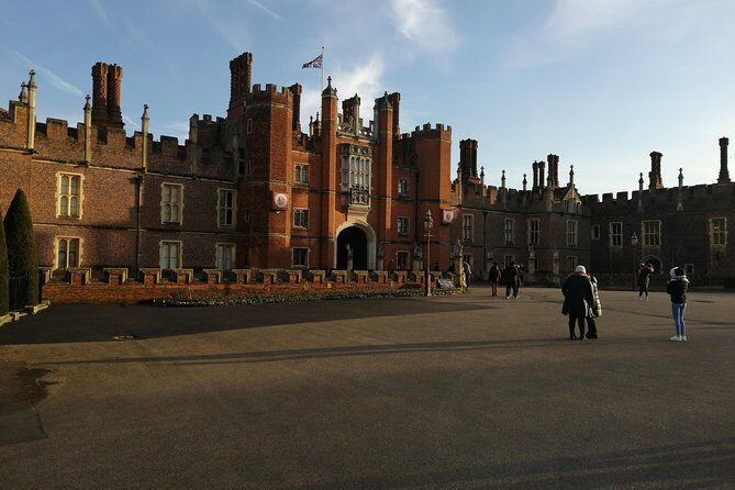 Luxury Private Day Hire London-London Stopover at Windsor & Hampton Court Palace - Moving to Hampton Court Palace