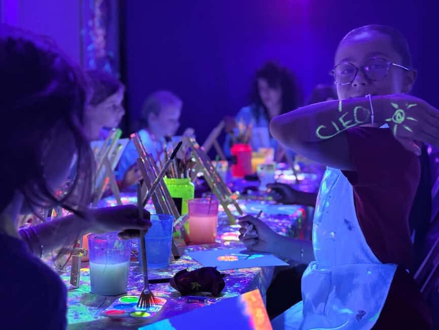 Lyon : Neon painting in an artist's studio - gallery - An Immersive Artistic Experience in Lyon