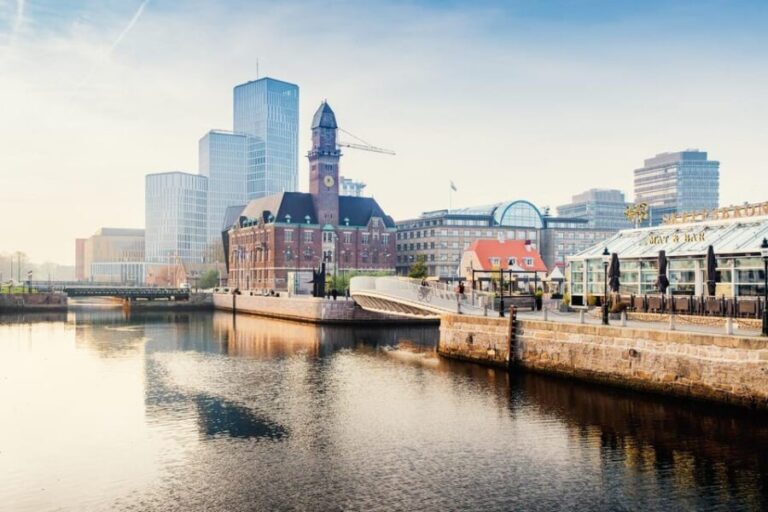 Malmö: Sightseeing and Landmarks tour by bike - A Deeper Look at the Malmö Bike Tour