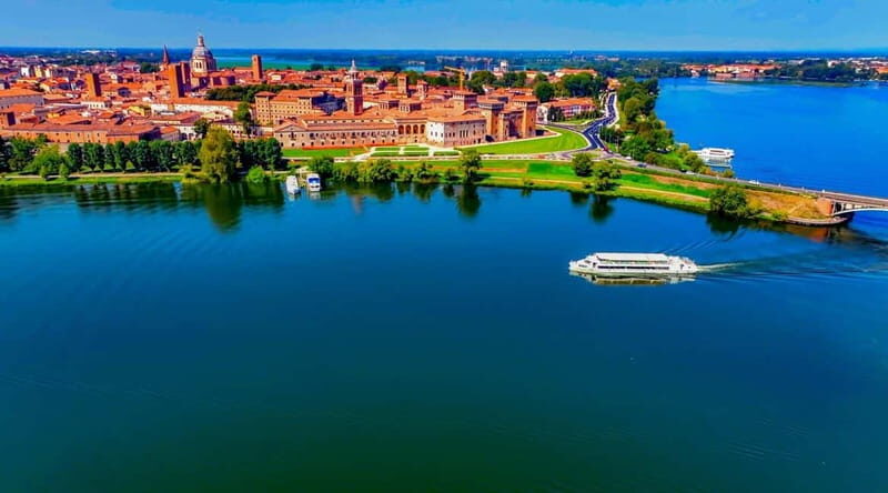 Mantua: Morning boat tour + Afternoon: guided visit to the city center - The Sum Up