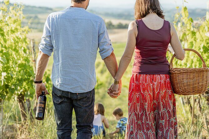 Montalcino: exclusive picnic in the vineyard with wine basket - Authenticity, Value, and Connection