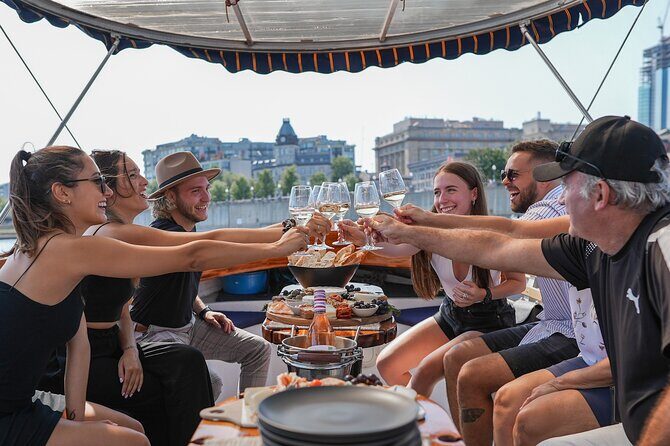 Montreal: Guided Electric Boat Cruise with Onboard Drinks - The Experience in a Nutshell
