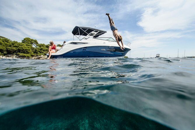 Motor Yacht (2020)Luxury Private Cruise Around Santorini - Exploring the Santorini Private Yacht Tour: A Deep Dive
