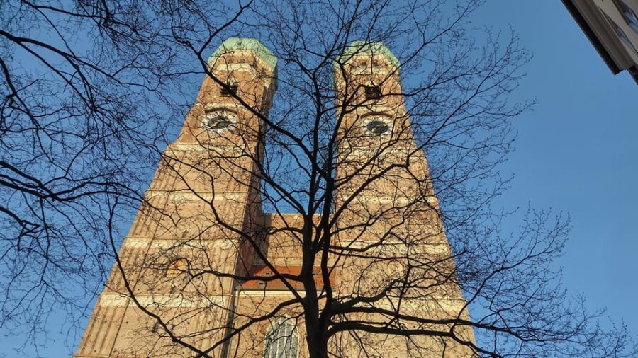 Munich: Private Walking Tour Munich Highlights - Neuer Rathaus: The Town Hall and Its Glimmering Glockenspiel