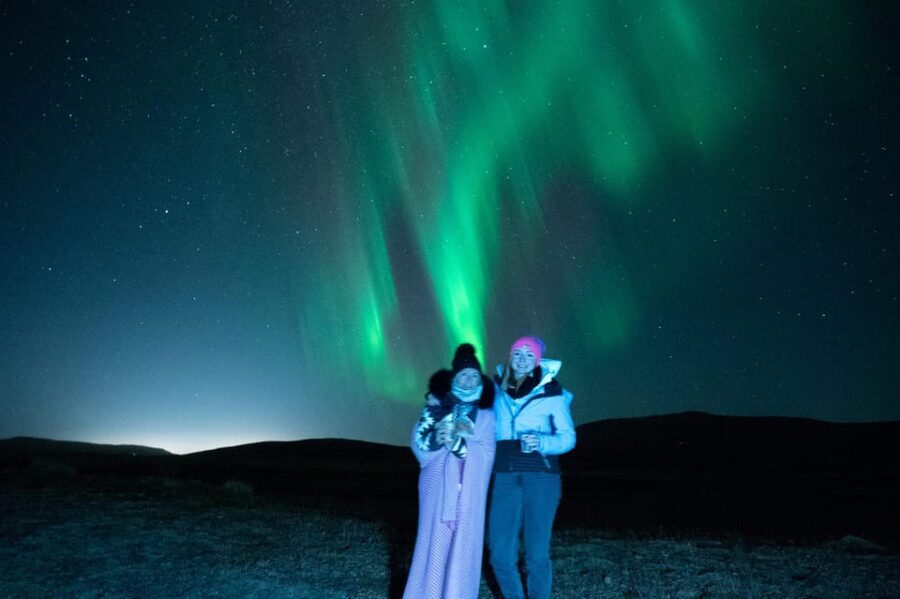 Northern Lights in Mini Bus, Photos, Hot Cocoa and Pastries - An In-Depth Look at the Northern Lights Mini Bus Tour