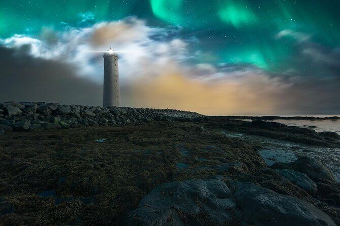 Northern Lights Minibus Tour with Free Photos & Hot Chocolate - Exploring the Experience in Depth
