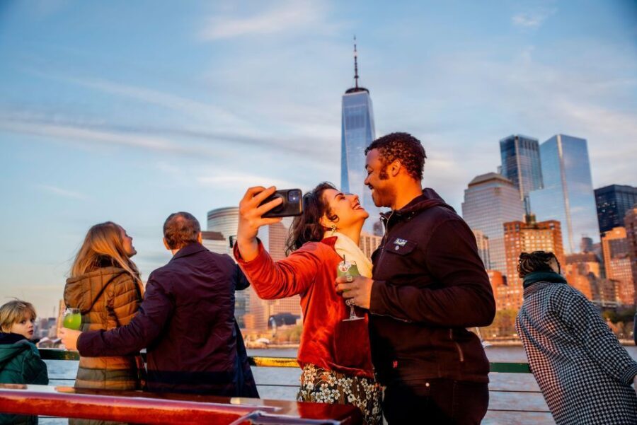 NYC: Sightseeing Holiday Cruise with Drink - Who Will Love This Tour?