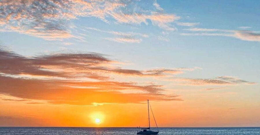 Oahu: Sunset sailing in small intimate groups - What makes this Sunset Sailing tour stand out?
