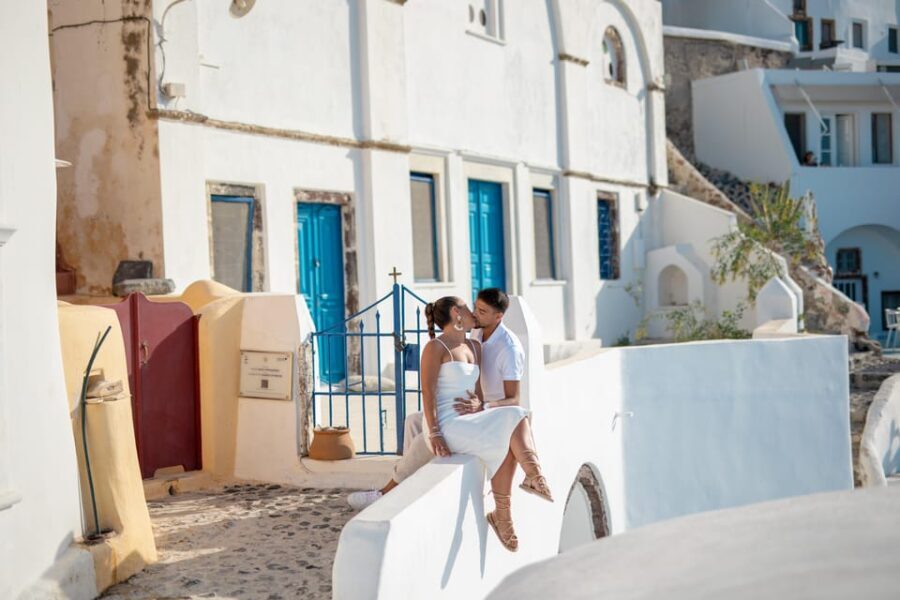 Oia: Couple photoshoot with 30 edited Photos - Practical Details and Tips