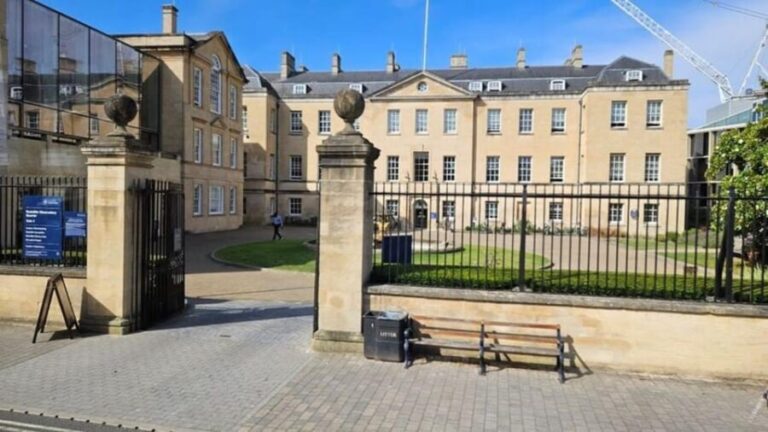 Oxford: Jericho and Port Meadow Guided Walking Tour - Exploring Jericho: A Neighborhood with Deep Roots