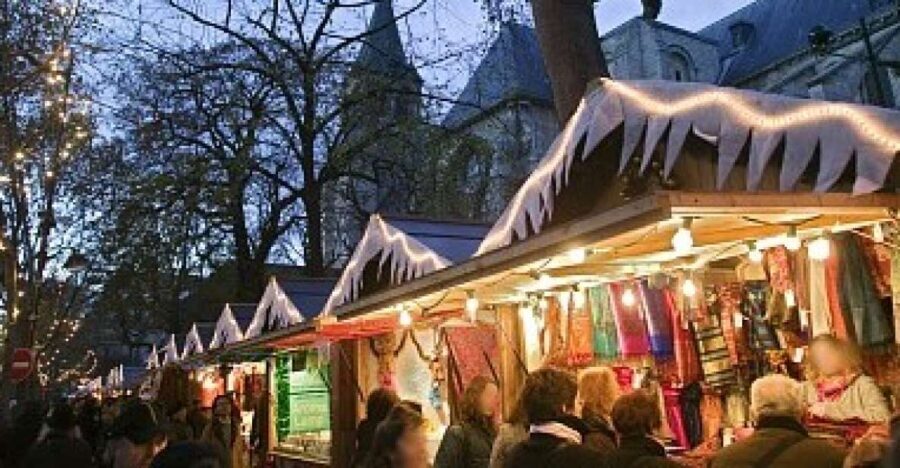 Paris: Christmas Gourmet Tour of St-Germain-des-Prés - Christmas Market Delights and Market Stalls