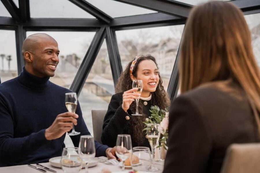 Paris : Christmas Special Lunch Cruise on the Seine River - The Experience in Detail