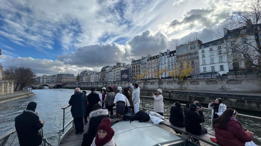Paris: Illuminations River Cruise with Audio Commentary - A Deep Dive into the Seine: The Experience in Detail
