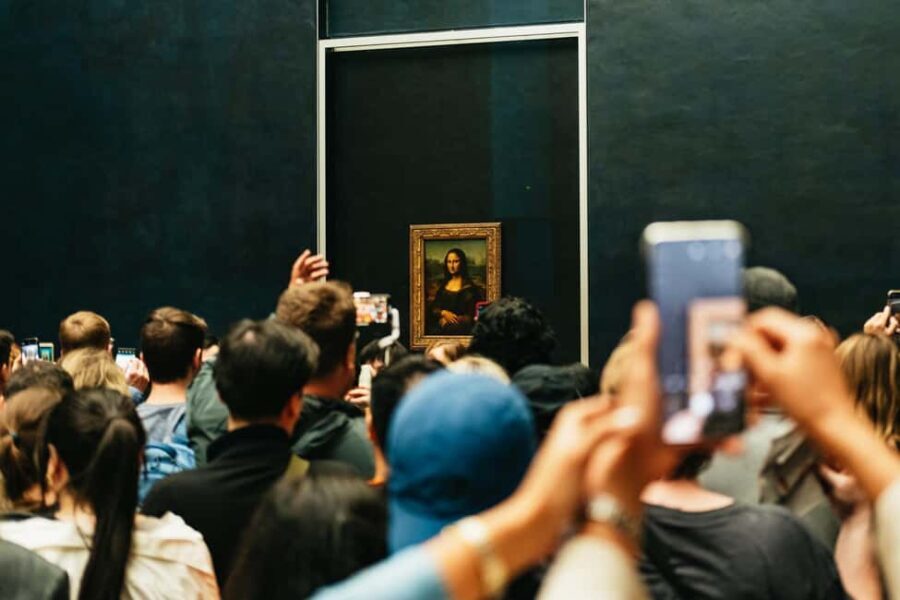 Paris: Louvre access with multilingual Host -Reserved access - A Detailed Look at the Experience