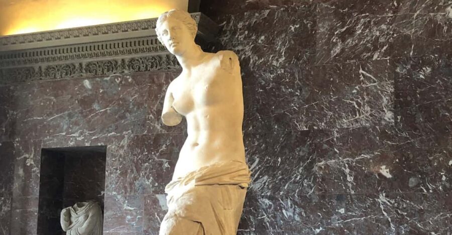 Paris Louvre : Private Treasure Hunt for Families or groups - The Heart of the Tour: Masters and Mysteries