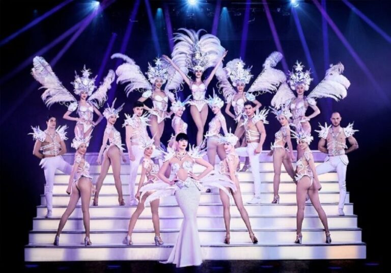 Paris: New Year's Eve 31/12 Dinner and Cabaret Show - Who Will Love This Experience?