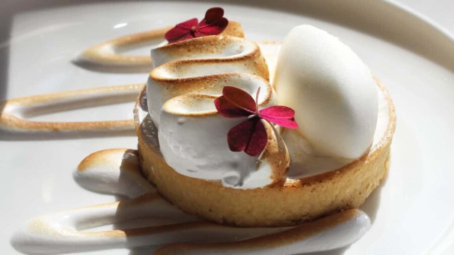 Paris: New Year's Lunch on the 1st floor of the Eiffel Tower - An In-Depth Look at the Experience
