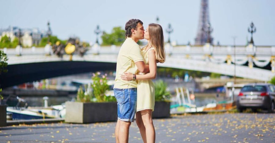Paris: Professional photoshoot at Alexander III bridge - Why This Tour Stands Out