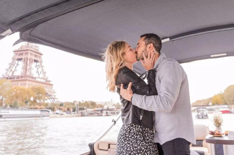 Paris Proposal / Private River Cruise + Photographer 1h - Who Would Love This Experience?