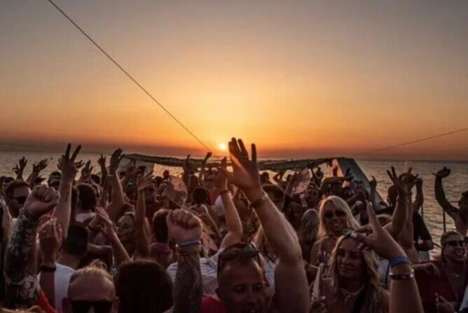 Party on board 2-hour cruise with DJ and open bar - A Deep Dive into the Lisbon Boat Party Experience