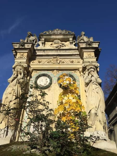 Père-Lachaise in Paris: tours in French - Who Should Book This Tour?