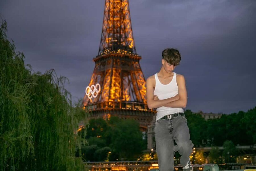 Photo session for couples with flowers around Eiffel tower - The Value of This Experience